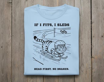 Camiseta gráfica divertida de bobsleigh de gato - Zoomies Sleigh – 9 Lives One Sled Winter Cat Games