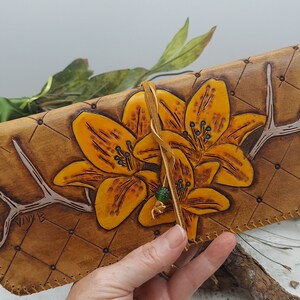 Orange Lilie Blume Fahrzeugschein-Brieftasche, Wichtige Ausweise, Versicherung-Karte, Auto-Registrierung & Reparaturbelege, geschnitzt und handbemalt
