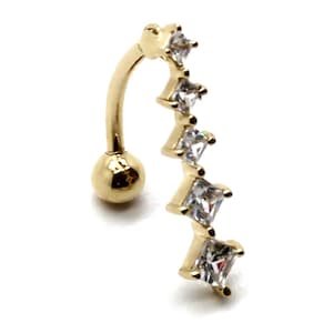 Könnte beinhalten: Goldener Bauchnabelring mit einer Reihe von klaren quadratischen Steinen.
