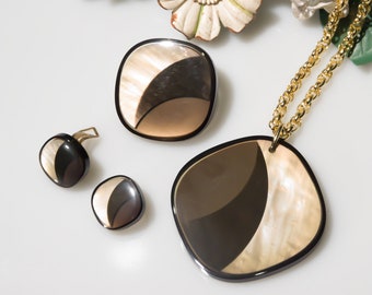 Necklace, brooch and clip-on earrings set 70s - Galalith, Lucite, Celluloid VINTAGE PLASTIC necklace, brooch and clip-on earrings 70s