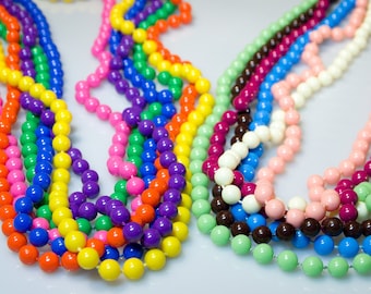 12 pcs. 60s/70s necklace with plastic beads molded on strand in different colors - Vintage Retro Kitsch Pinup Girl Style Seventies Fashion