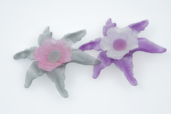 VINTAGE PLASTIC Flowers Brooch Pin 70s satin two-… - image 4