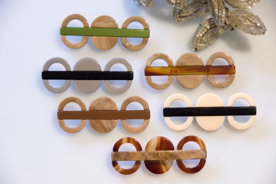 6 pieces 70s VINTAGE PLASTIC Galalith brooches - … - image 5