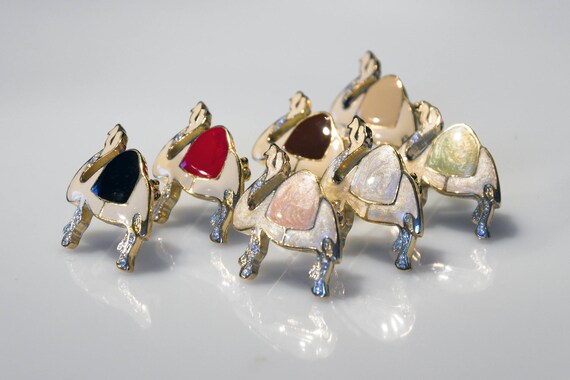 7 pieces Camel Brooches 80s enamelled different c… - image 2
