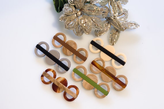 6 pieces 70s VINTAGE PLASTIC Galalith brooches - … - image 3
