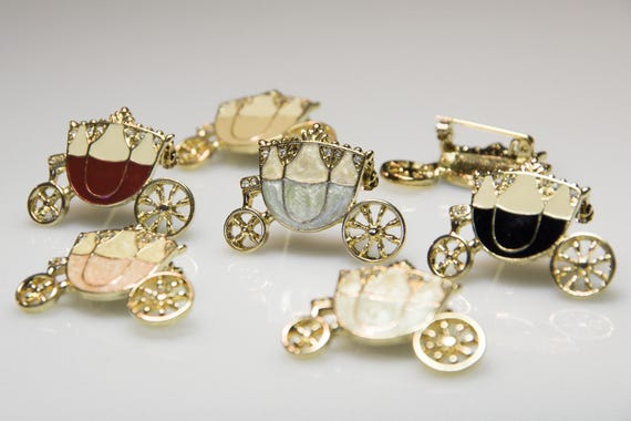 7 pieces Vintage royal carriage Brooches 80s enamelled different colors - brooches from the 80s wedding carriage Cinderella Wholesale Stock View 2