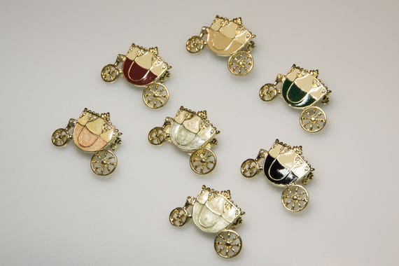 7 pieces Vintage royal carriage Brooches 80s enamelled different colors - brooches from the 80s wedding carriage Cinderella Wholesale Stock View 4
