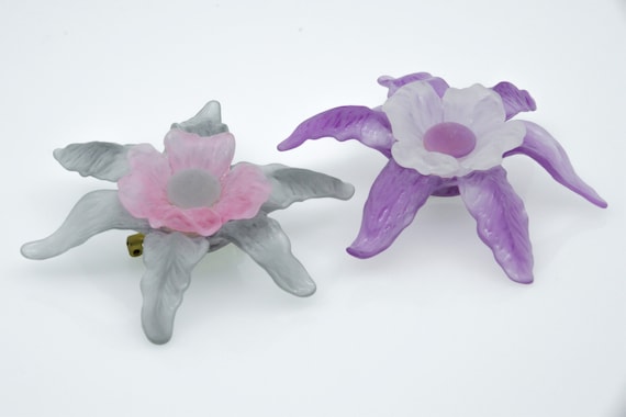 VINTAGE PLASTIC Flowers Brooch Pin 70s satin two-… - image 2
