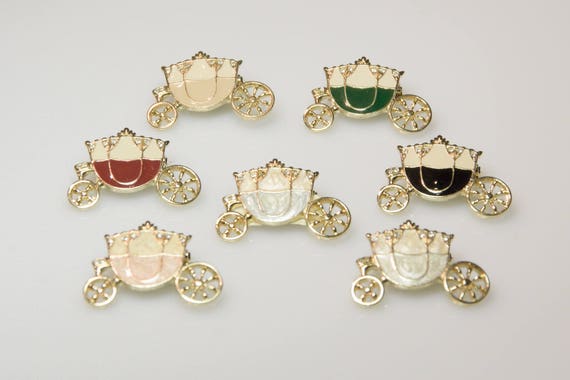7 pieces Vintage royal carriage Brooches 80s enamelled different colors - brooches from the 80s wedding carriage Cinderella Wholesale Stock View 3