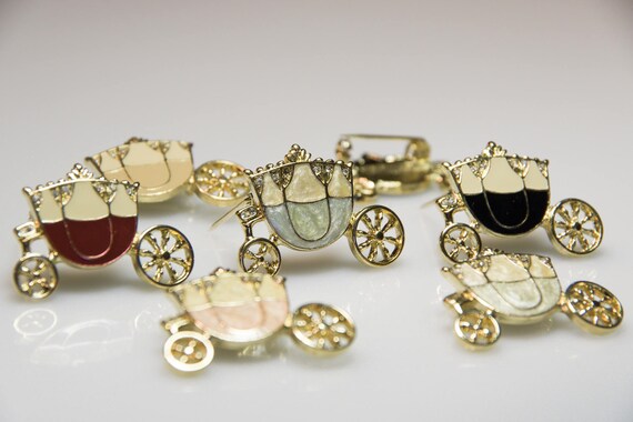 7 pieces Vintage royal carriage Brooches 80s enamelled different colors - brooches from the 80s wedding carriage Cinderella Wholesale Stock View 5