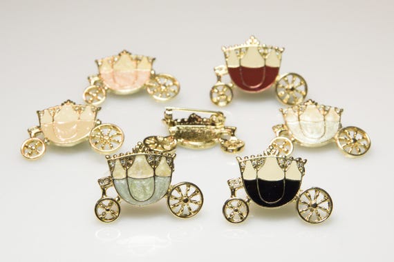 7 pieces Vintage royal carriage Brooches 80s enamelled different colors - brooches from the 80s wedding carriage Cinderella Wholesale Stock