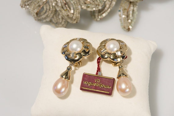 Superbe VOGUE BIJOUX signed dangling pearls clip on earrings Clear Crystal Rhinestones Gold Vintage French Designer 80s Celebrity Style