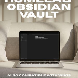 Può includere: Un laptop argentato con un'interfaccia scura è appoggiato su un divano beige. Lo schermo mostra testo e un menu. Sopra il laptop, le parole "HOMELAB OBSIDIAN VAULT" sono visualizzate in bianco. Sotto, il testo recita "ALSO COMPATIBLE WITH WIKIS (CONFLUENCE, GITHUB, GITLAB, NOTION, ETC.)".