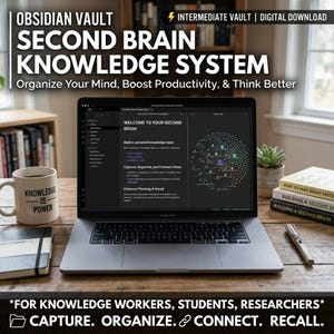 Puede incluir: Un portátil muestra un sistema de conocimiento digital, con el texto "SECOND BRAIN KNOWLEDGE SYSTEM". Una taza con "KNOWLEDGE IS POWER" está junto a un cuaderno y un bolígrafo. Libros y una planta están en el fondo. La imagen promueve la organización digital.