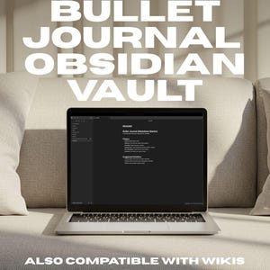 Puede incluir: Un portátil plateado que muestra una interfaz oscura, con el texto "BULLET JOURNAL OBSIDIAN VAULT" en letras blancas grandes encima. El portátil está abierto sobre un sofá de color claro. Debajo, el texto dice "ALSO COMPATIBLE WITH WIKIS (CONFLUENCE, GITHUB, GITLAB, NOTION, ETC.)".