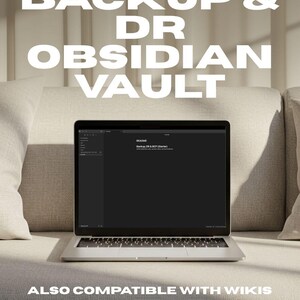 Può includere: Un laptop argentato con schermo scuro con testo, appoggiato su un divano dai toni neutri. Lo schermo mostra il testo "README Backup, DR & BCP (Starter)". Grande testo bianco sopra recita "BACKUP & DR OBSIDIAN VAULT". Sotto, il testo indica "ALSO COMPATIBLE WITH WIKIS (CONFLUENCE, GITHUB, GITLAB, NOTION, ETC.)".