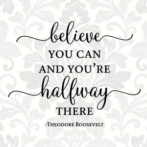 Puede incluir: Cita de tipografía en blanco y negro sobre un fondo blanco con un patrón floral. La cita dice "Cree que puede y estará a mitad de camino - Theodore Roosevelt".