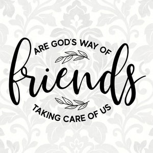 以下が含まれることがあります： 「Friends are God's way of taking care of us」というテキストが書かれた白黒のグラフィックデザイン。デザインは、葉のついた小さな枝が2本ある円形をしています。