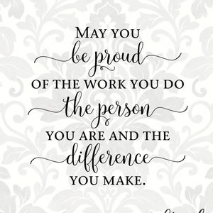 Pode incluir: Texto preto e branco sobre um fundo branco com um padrão floral cinza. O texto diz: "Que você se orgulhe do trabalho que faz, da pessoa que é e da diferença que faz." Abaixo do texto há um pequeno coração e as palavras "craftyahet SVG PDF PNG & More".