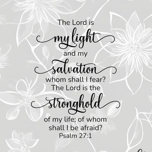 Könnte beinhalten: Ein grauer Hintergrund mit weißen Blumenmustern und einem schwarzen Textüberlagerung. Der Text lautet "The Lord is my light and my salvation whom shall I fear? The Lord is the stronghold of my life; of whom shall I be afraid? Psalm 27:1". Der Text ist in einer kursivschrift. Die rechte untere Ecke des Bildes enthält den Text "craftyahet SVG PDF PNG & More".