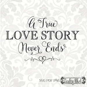 Puede incluir: Un diseño gráfico en blanco y negro con el texto "A True Love Story Never Ends" y un diseño de corazón. El texto está en una fuente cursiva. El fondo es un patrón de damasco blanco y gris.