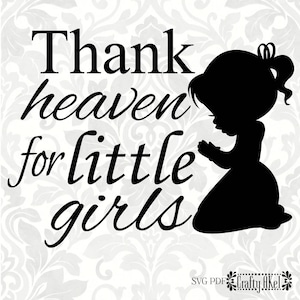 Puede incluir: Silueta en blanco y negro de una niña pequeña rezando con el texto "Thank heaven for little girls".