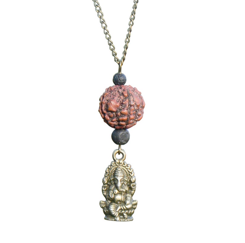 Puede incluir: Un collar de cadena dorada con una cuenta marr&oacute;n y negra y un colgante dorado de la deidad hind&uacute; Ganesha.
