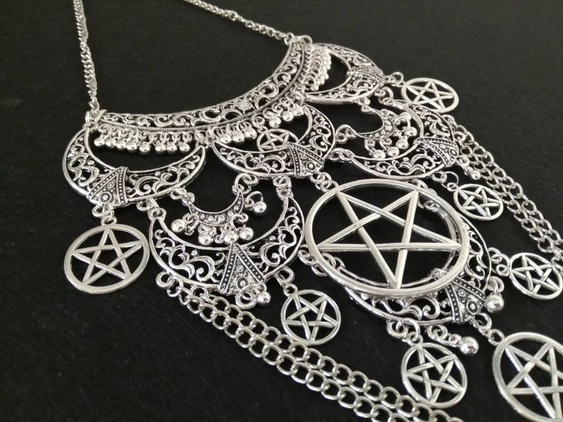 Zilveren statement slabbetjekettingen met pentagrammen hangers en kettingen, pentagram ketting, middeleeuwse ketting, middeleeuwse bruiloft, gotische bruiloft afbeelding 3