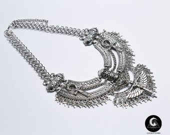 Collar llamativo egipcio de plata con dijes ankh y la diosa Isis