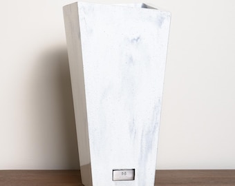 Jarrón de hormigón jaspeado con detalles de acero inoxidable, decoración moderna