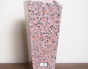 Jarrón de terrazo rosa hecho a mano / Decoración moderna de mármol y granito