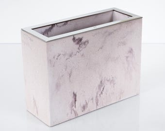 Jarrón de hormigón jaspeado con detalles de acero inoxidable, decoración moderna