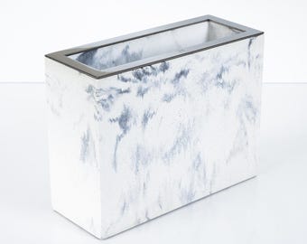 Jarrón de hormigón jaspeado con detalles de acero inoxidable, decoración moderna