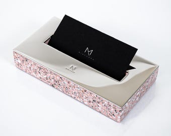 Tarjetero artesanal de piedra de terrazo con marco de acero inoxidable