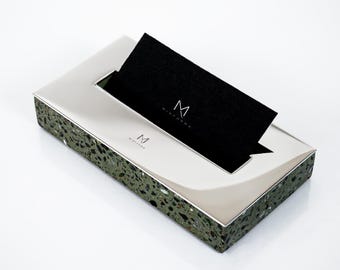 Tarjetero artesanal de piedra de terrazo con marco de acero inoxidable