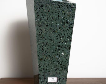 Jarrón de terrazo verde hecho a mano / Decoración de mármol y granito