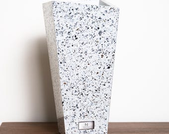 Jarrón de terrazo blanco hecho a mano / Decoración de mármol y granito