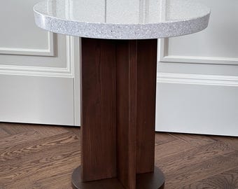 Mesa auxiliar Art Déco hecha a mano – Tablero de terrazo blanco, base de madera de fresno