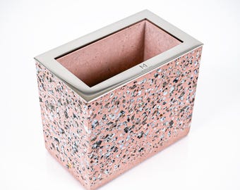 Portalápices artesanal de auténtico terrazo rosa / Organizador de escritorio de acero pulido