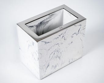 Portalápices de hormigón veteado con detalles de acero inoxidable, organizador de escritorio moderno