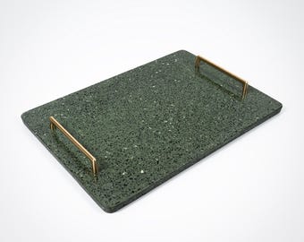 Bandeja de terrazo auténtico, bandeja de servicio verde hecha a mano, asas doradas, decoración de cocina, bandeja para aperitivos o bebidas.