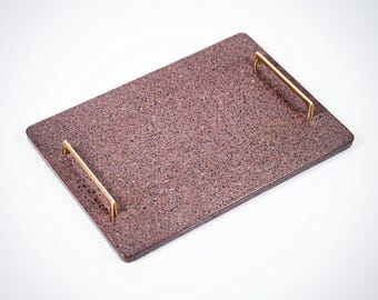 Bandeja de terrazo auténtico, bandeja para servir hecha a mano, asas doradas, decoración de cocina, bandeja para aperitivos o bebidas