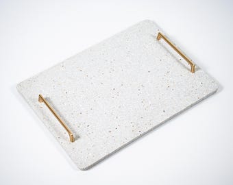 Bandeja de terrazo auténtico, bandeja para servir blanca hecha a mano, asas doradas, decoración de cocina, bandeja para aperitivos o bebidas.