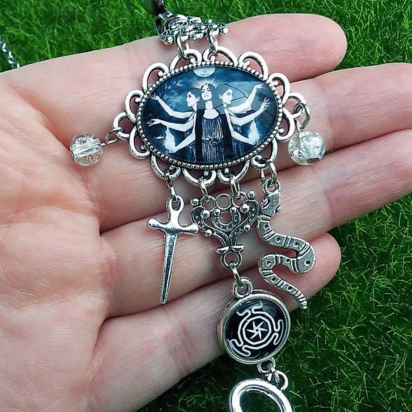 collar diosa hecate triple luna simbolo rueda strophalos encrucijadas serpiente daga llave gotico ocultismo pagano wicca bruja magia amuleto