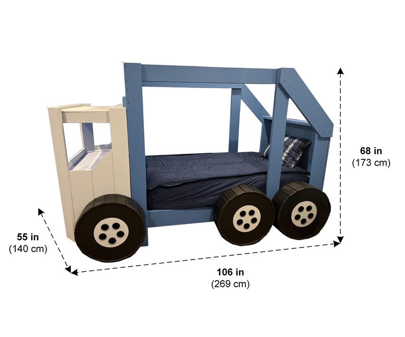 Puede incluir: Una cama de cami&oacute;n de madera azul y blanca con grandes ruedas negras. La cama mide 173 cm de alto, 140 cm de ancho y 269 cm de largo.