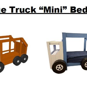 Puede incluir: Dos camas de cami&oacute;n de basura de madera, una naranja y otra azul, con detalles blancos. Las camas est&aacute;n dise&ntilde;adas para ni&ntilde;os y tienen un marco de cama elevado con un colch&oacute;n.