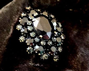 Vintage 1960s Style Oval Mourning Brooch in Black Glass, French Jet Design, and Forged Metal - Festive Gift for Women