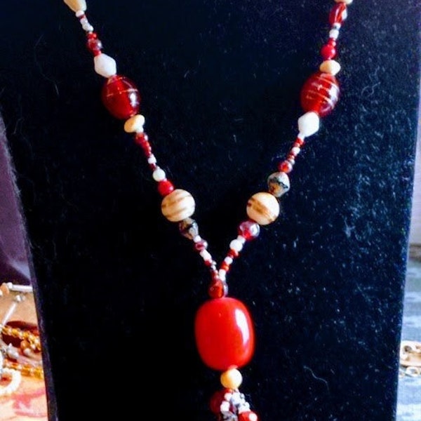 collier vintage en perles de verre rouge, beige, corail avec la pinceau sur les perles, collier vintage de l'été pour femme
