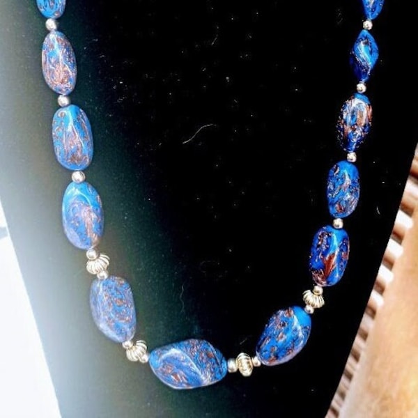Magnifique vintage 80s collier en perles ovale bleu cobalt avec la feuille d'or bronzé nuances, collier verre d'art Murano, collier festif