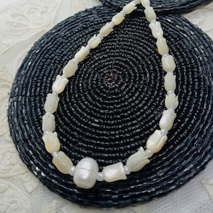 Vintage Mother of Pearl Sculpted Tulips Pearl Shell Necklace Vintage 60s pearls of real mother-of-pearl sculpted tulips,pearl baroque